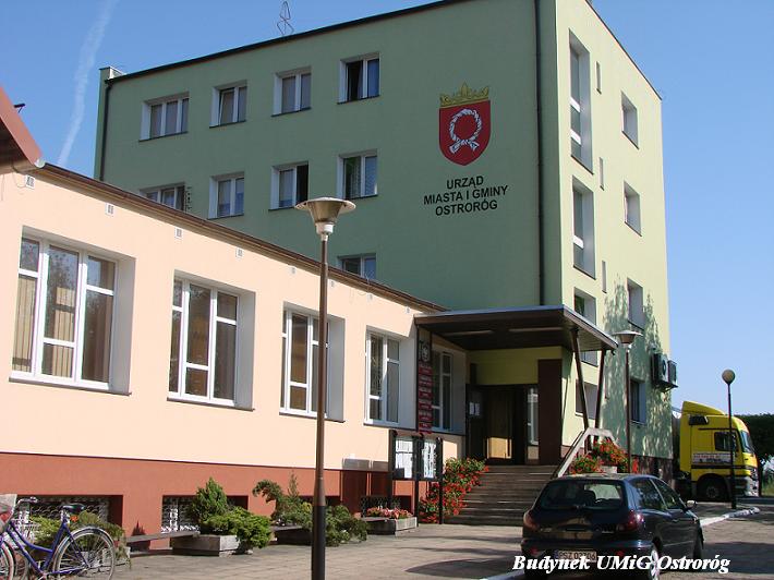- zd_0001.jpg Zdjęcie przedstawia budynek Urzędu Miasta i Gminy Ostroróg