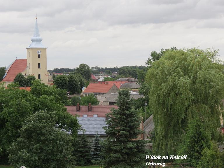 - zd_0004.jpg Zdjęcie przedstawia widok na kościół w Ostrorogu