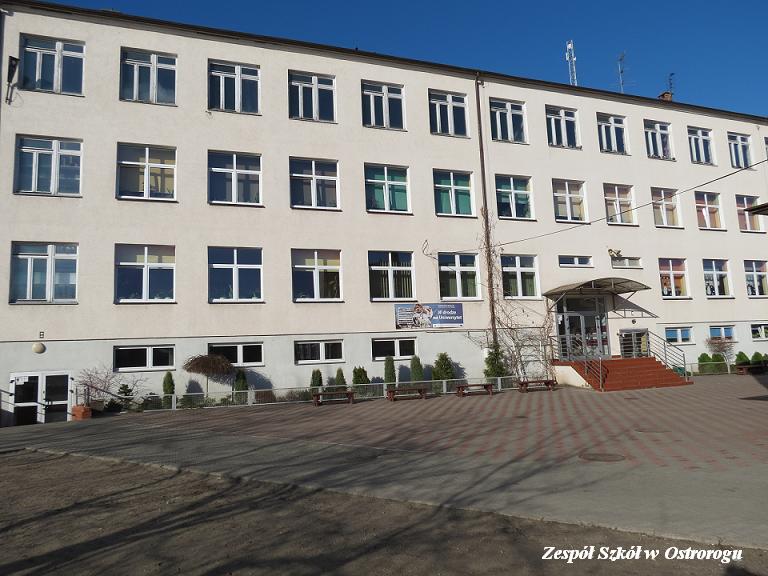 - zd_0007.jpg Zdjęcie przedstawia budynek Szkoły Podstawowej w Ostrorogu