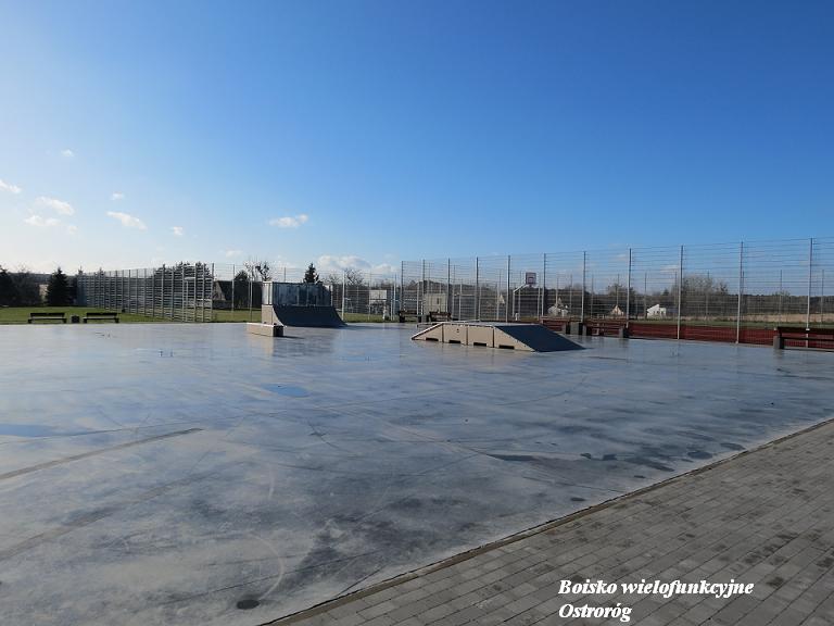 - zd_0011.jpg Zdjęcie przedstawia boisko wielofunkcyjne przy Szkole Podstawowej w Ostrorogu