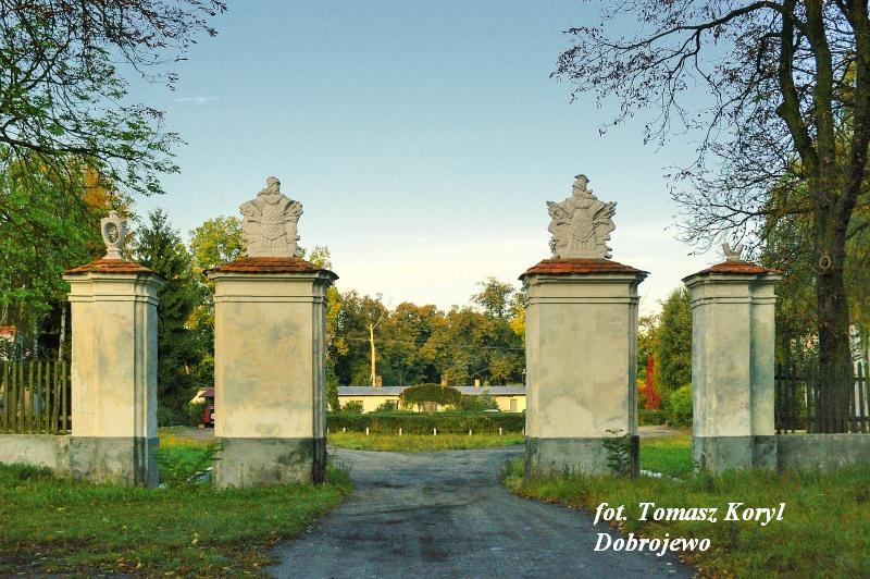 - zd_0012.jpg Zdjęcie przedstawia zabytkową bramę przy pałacu w Dobrojewie