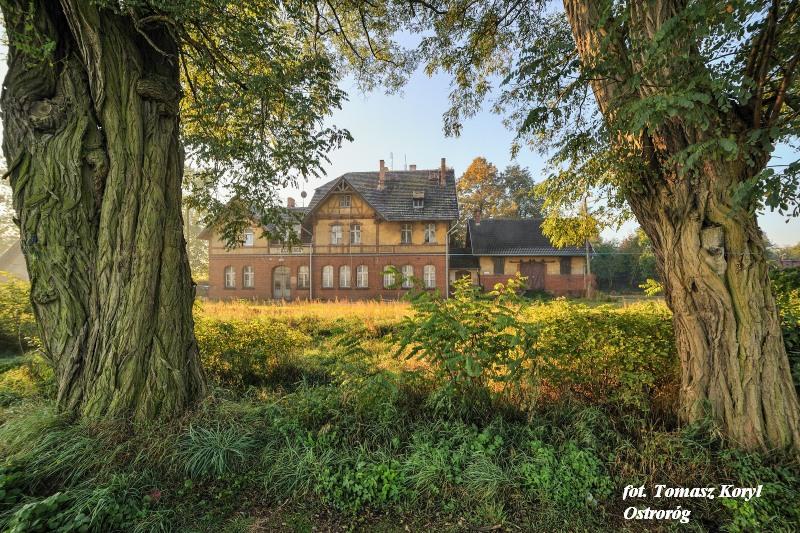 - zd_0013.jpg Zdjęcie przedstawia budynek stacji kolejowej w Ostrorogu