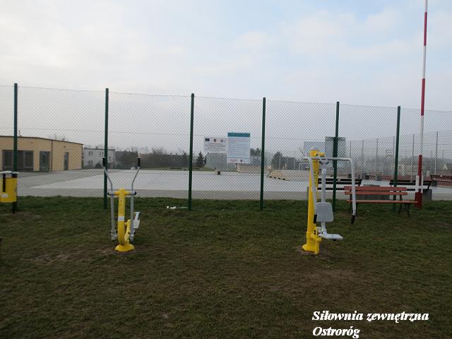 - zd_0014.jpg Zdjęcie przedstawia siłownię zewnętrzną przy Szkole Podstawowej w Ostrorogu