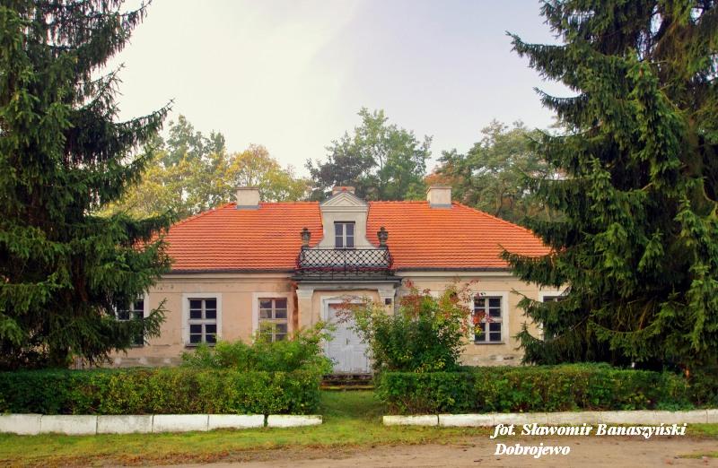 - zd_0016.jpg Zdjęcie przedstawia budynek przy pałacu w Dobrojewie