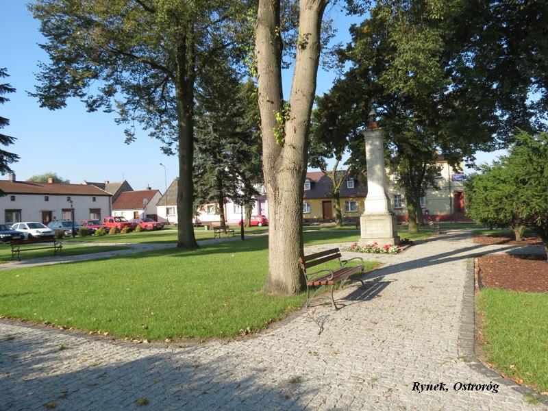 - zd_0020.jpg Zdjęcie przedstawia Rynek w Ostrorogu